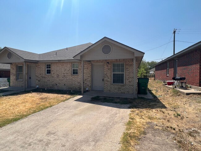 5217 Calloway St-Unit -B in Fort Worth, TX - Foto de edificio - Building Photo