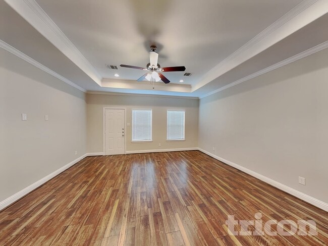 1002 Woodcrest Dr in Lancaster, TX - Foto de edificio - Building Photo