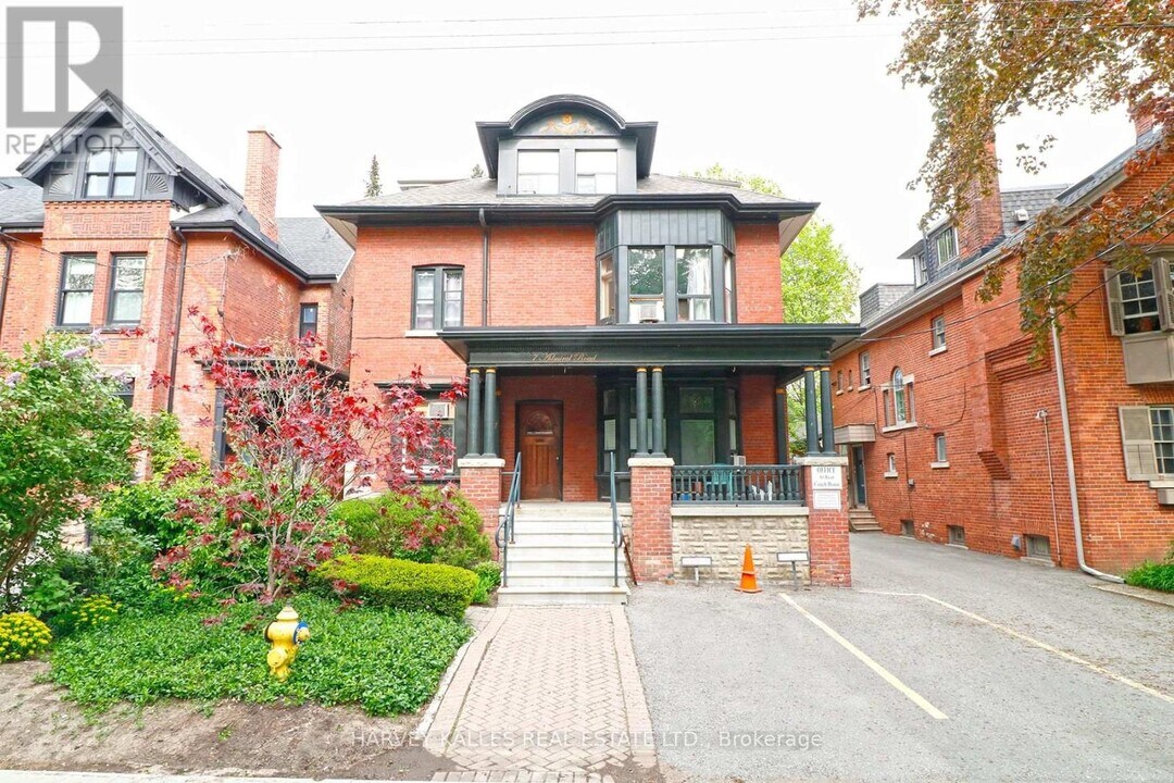 7-207 Admiral Rd in Toronto, ON - Building Photo