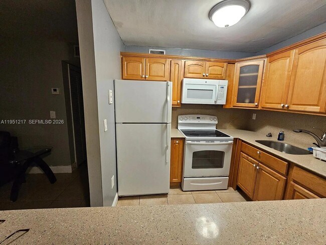 1100 Salzedo St in Coral Gables, FL - Building Photo - Building Photo