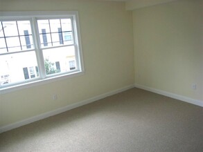 43 Pitman St, Unit 203 in Somerville, MA - Building Photo - Building Photo