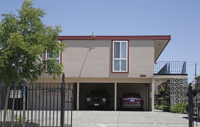 828 E 31st St in Oakland, CA - Foto de edificio - Building Photo