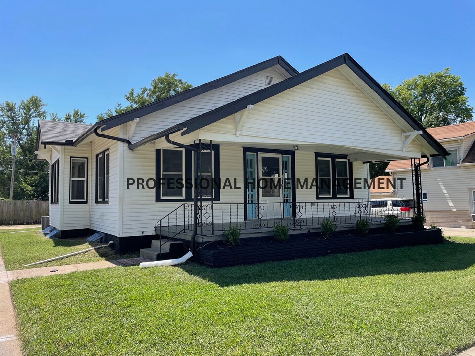 1417 Olive St in Winfield, KS - Building Photo