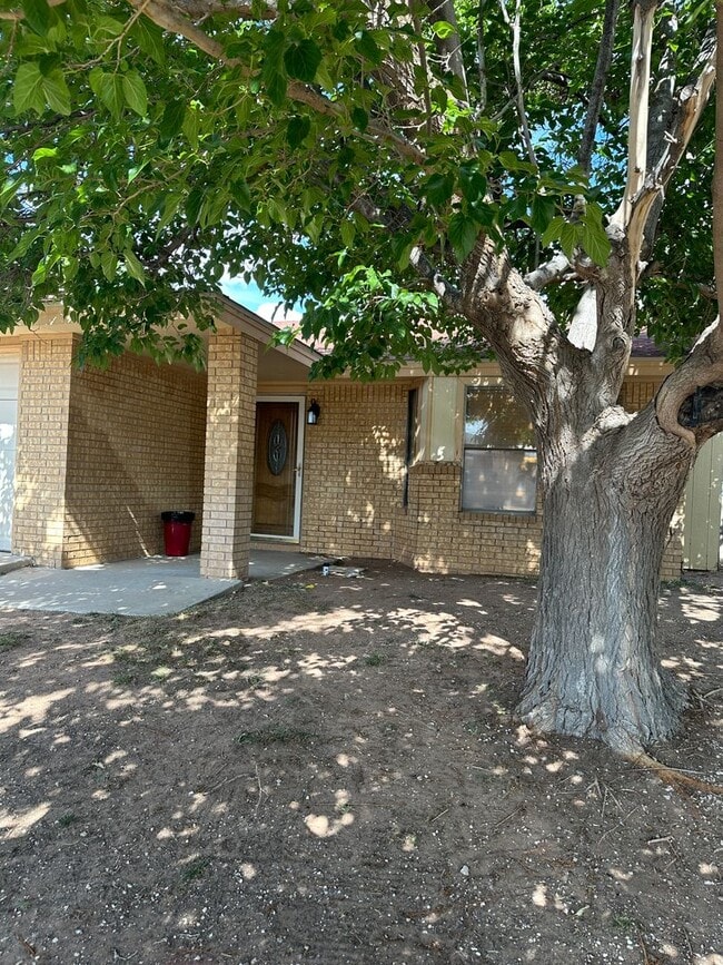 2306 N Thomas Dr in Hobbs, NM - Building Photo - Building Photo