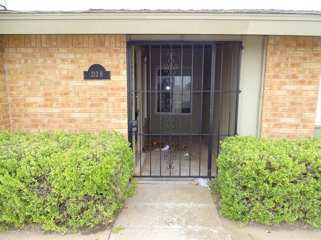 212 N Troy Ave in Lubbock, TX - Building Photo - Building Photo