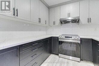 4 Valley Point Cres in King City, ON - Building Photo - Building Photo