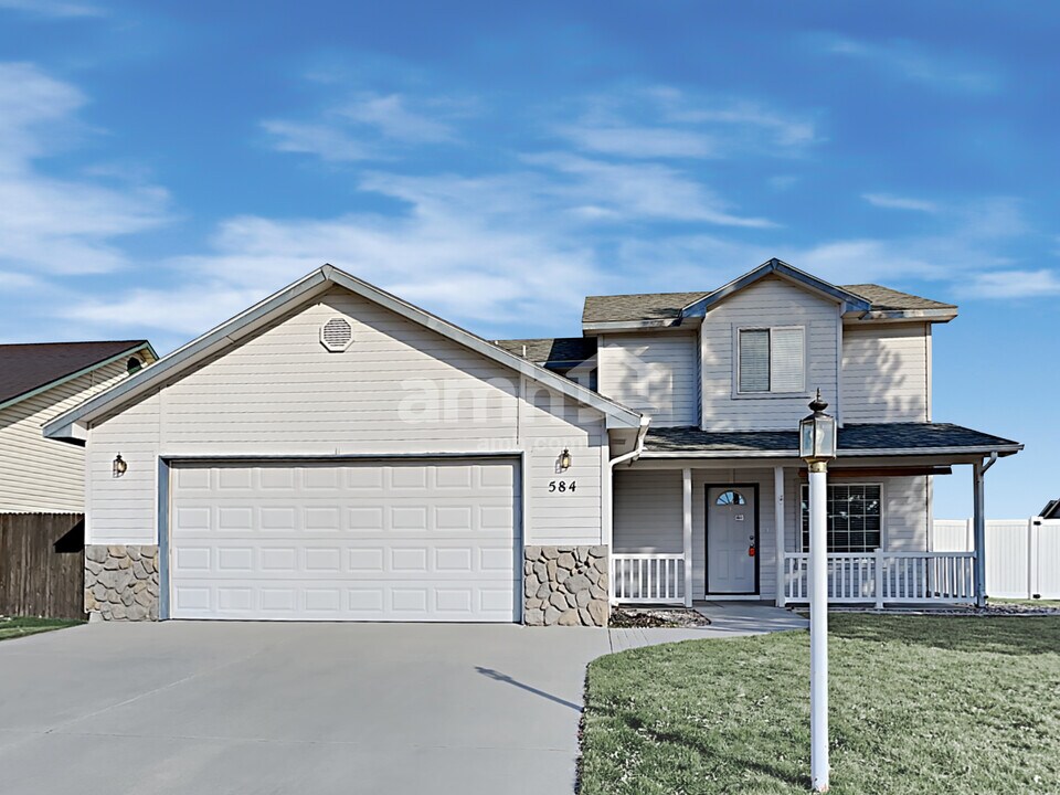 584 N Nebula Ave in Star, ID - Building Photo