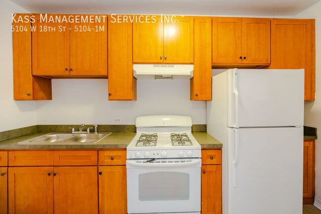 5104 W 18th St in Cicero, IL - Building Photo - Building Photo