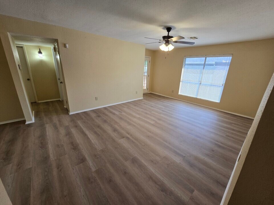 5669 Birchmont Dr in Houston, TX - Building Photo