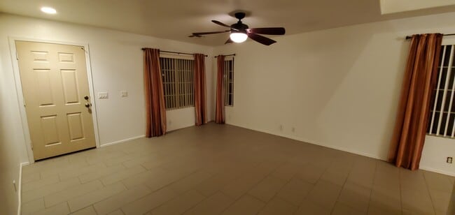 2455 E Sheffield Ave in Gilbert, AZ - Foto de edificio - Building Photo