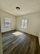 250 W 49th St, Unit # 1 in Los Angeles, CA - Building Photo - Building Photo
