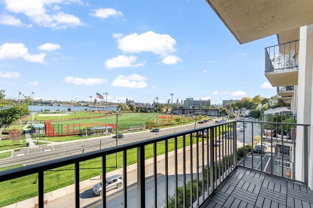 1150 River Rd in Edgewater, NJ - Building Photo