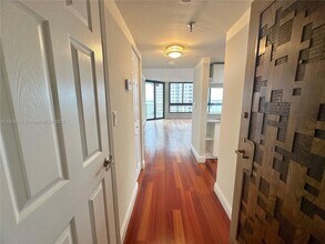 520 Brickell Key Dr in Miami, FL - Building Photo - Building Photo