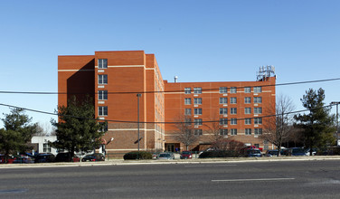 Deptford Park Apartments in Woodbury, NJ - Foto de edificio - Building Photo