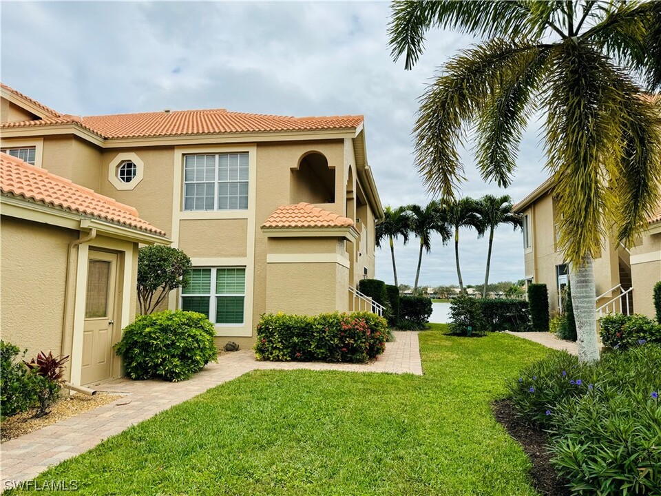 13962 Southampton Dr in Bonita Springs, FL - Foto de edificio