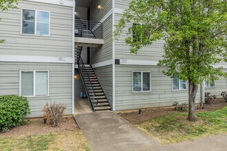 Pioneer Village Apartments in Silverton, OR - Foto de edificio - Building Photo