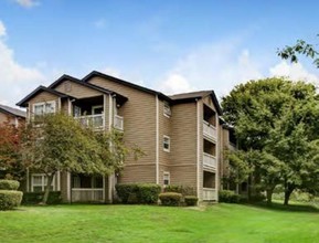 Tualatin View Apartments in Tualatin, OR - Foto de edificio - Building Photo