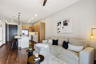 9127 Research Blvd in Austin, TX - Foto de edificio - Building Photo