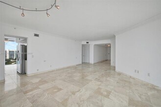 3370 Hidden Bay Dr in Aventura, FL - Building Photo - Building Photo