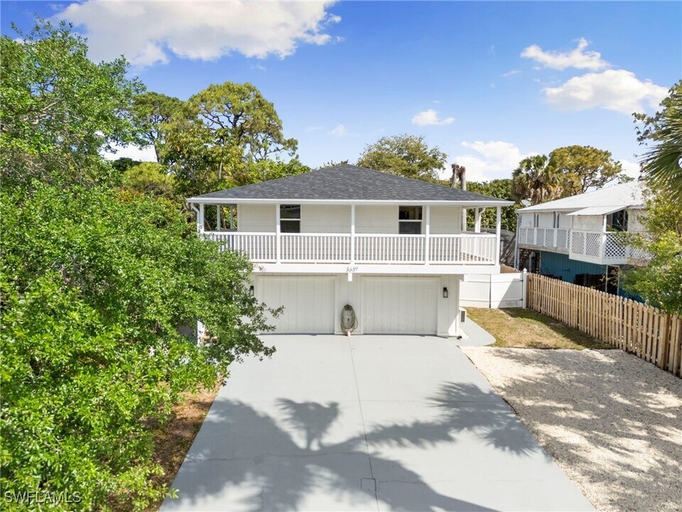 3637 Poplar Way in Naples, FL - Building Photo