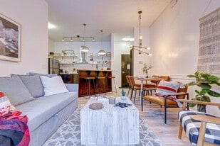 901 Mountain St in Canmore, AB - Building Photo