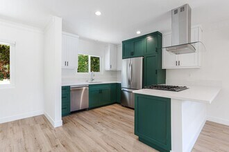 527 S Barrington Ave, Unit 09 in Los Angeles, CA - Building Photo - Building Photo