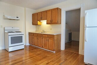 20 Norumbega Ter, Unit 2 in Waltham, MA - Foto de edificio - Building Photo