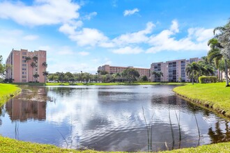 7270 Ashford Pl-Unit -104 in Delray Beach, FL - Foto de edificio - Building Photo