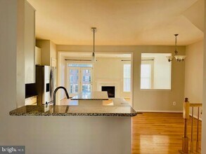 15811 Bobolink Dr in Woodbridge, VA - Foto de edificio - Building Photo