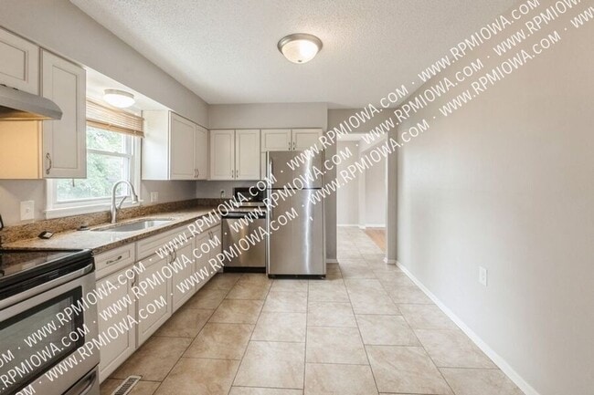 4001 E Tiffin Ave in Des Moines, IA - Building Photo - Building Photo