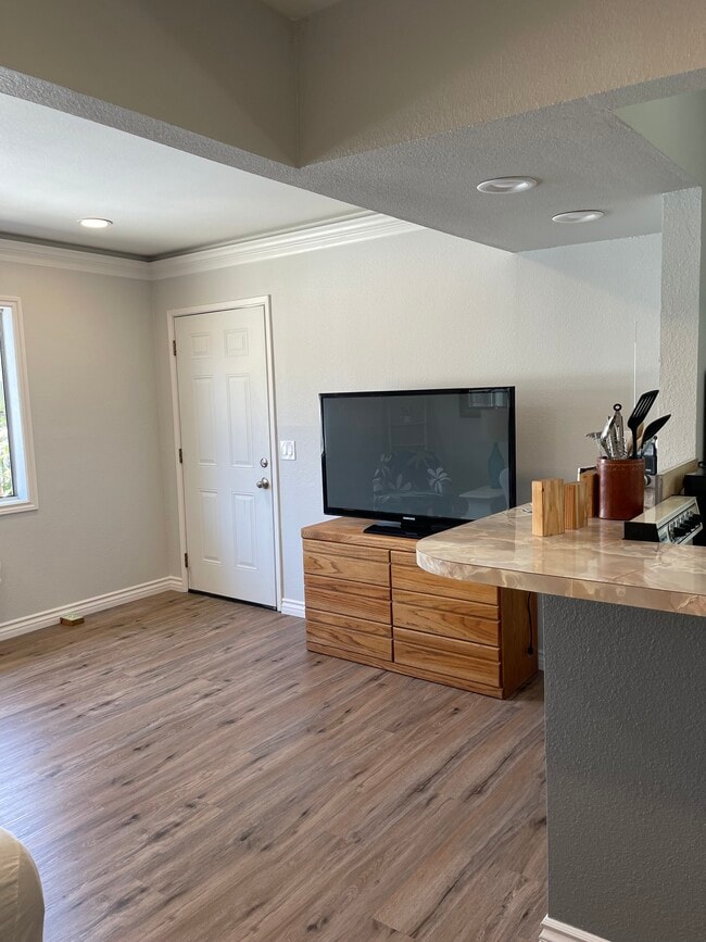 3713 Rosehedge Dr, Unit One Bedroom Apartment in Fullerton, CA - Foto de edificio - Building Photo