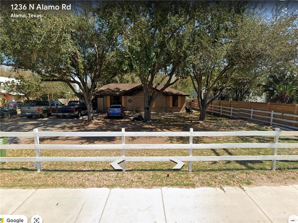 2 S Alamo Rd in Alamo, TX - Building Photo