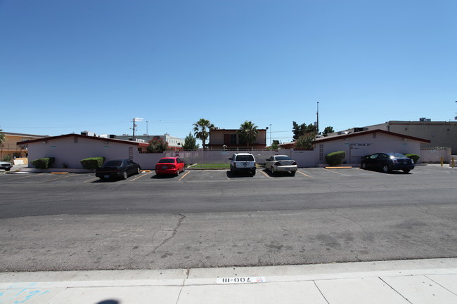 671 E Naples Dr in Las Vegas, NV - Building Photo - Building Photo