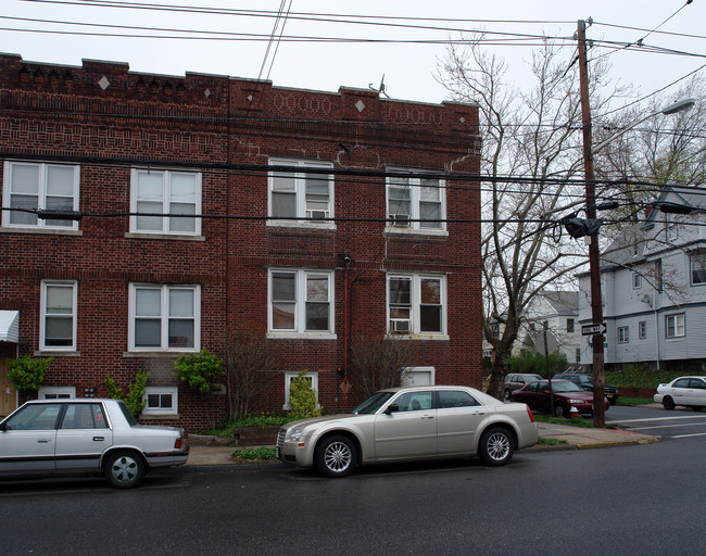 52 E 37th St in Bayonne, NJ - Building Photo - Building Photo