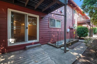 Colonial Villa Apartments in Portland, OR - Foto de edificio - Building Photo