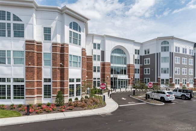 2069 E Hoffman Ave in Lindenhurst, NY - Building Photo - Building Photo