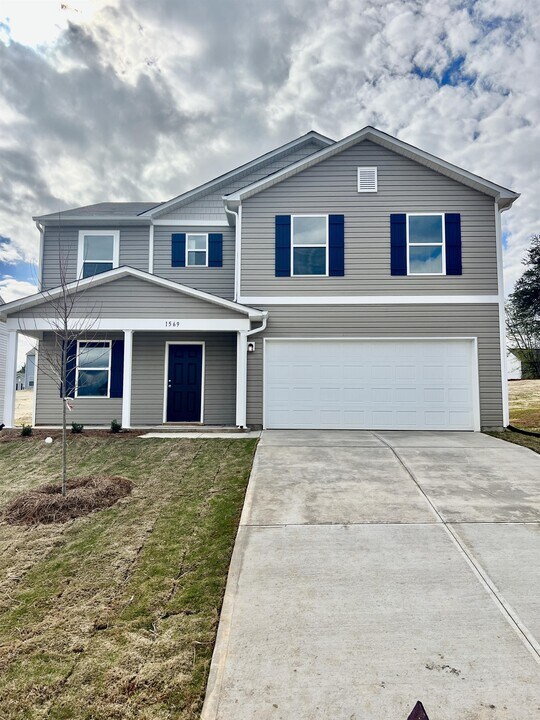 1569 Catskill Way in Newton, NC - Foto de edificio