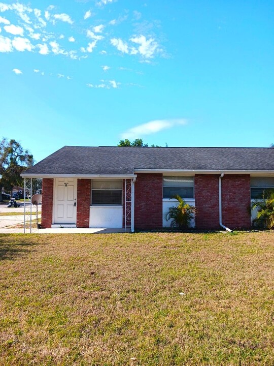 1511 Swordbill Dr in Holiday, FL - Building Photo