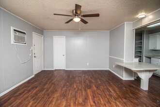 Cottage Point Apartments in Lubbock, TX - Building Photo - Building Photo