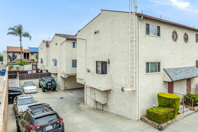 7439 Woodman Ave in Van Nuys, CA - Building Photo - Building Photo