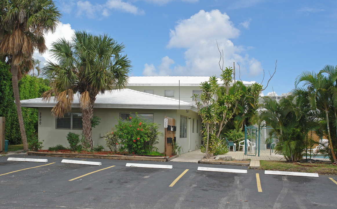 Country Club Apartments in Fort Lauderdale, FL - Building Photo