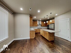 12017 SE May Creek Park Dr in Newcastle, WA - Foto de edificio - Building Photo