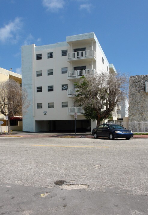 The Lois Apartments in Miami Beach, FL - Foto de edificio