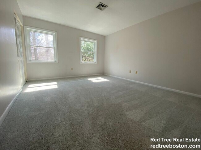 1402 Lagrange St, Unit 1409 in Boston College, MA - Foto de edificio - Building Photo