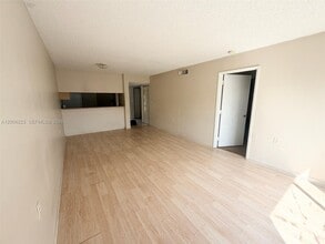 960 Lake Victoria Dr in West Palm Beach, FL - Foto de edificio - Building Photo