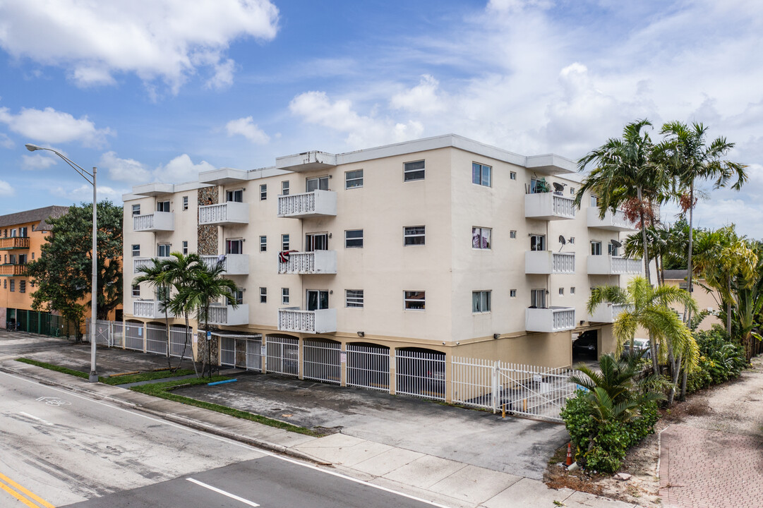 Nomi Apartments in North Miami, FL - Building Photo