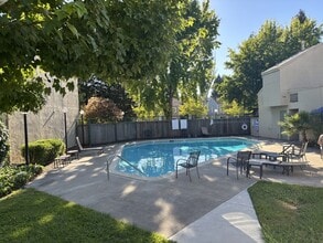 3022 Yulupa Ave in Santa Rosa, CA - Foto de edificio - Building Photo