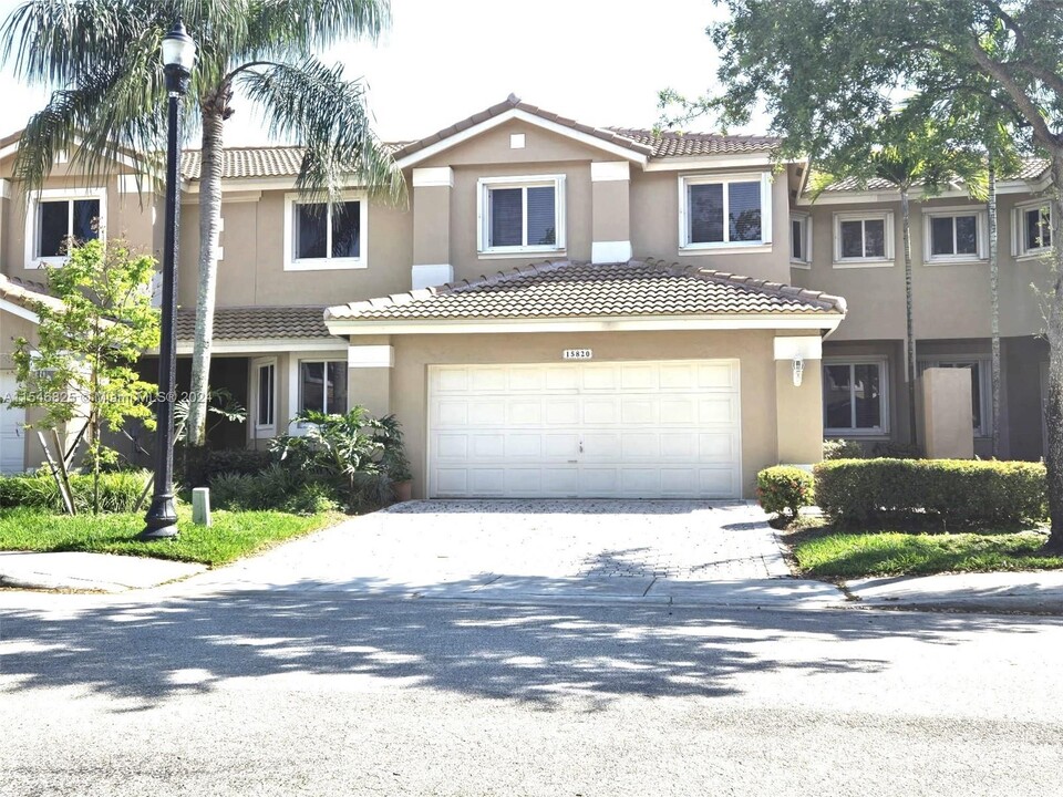 15820 SW 12th St in Pembroke Pines, FL - Foto de edificio