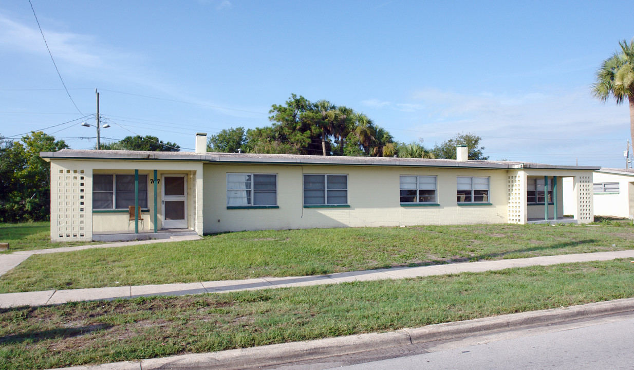 707 Barbara Jenkins St in Cocoa, FL - Foto de edificio