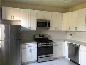 110 Stonelea Pl in New Rochelle, NY - Building Photo - Building Photo